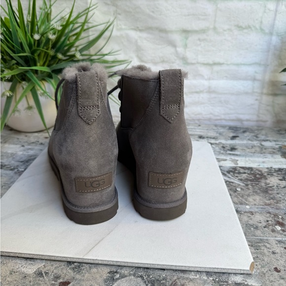 UGG GREY LACE UP BOOTIES SIZE 8 New - Picture 3 of 4